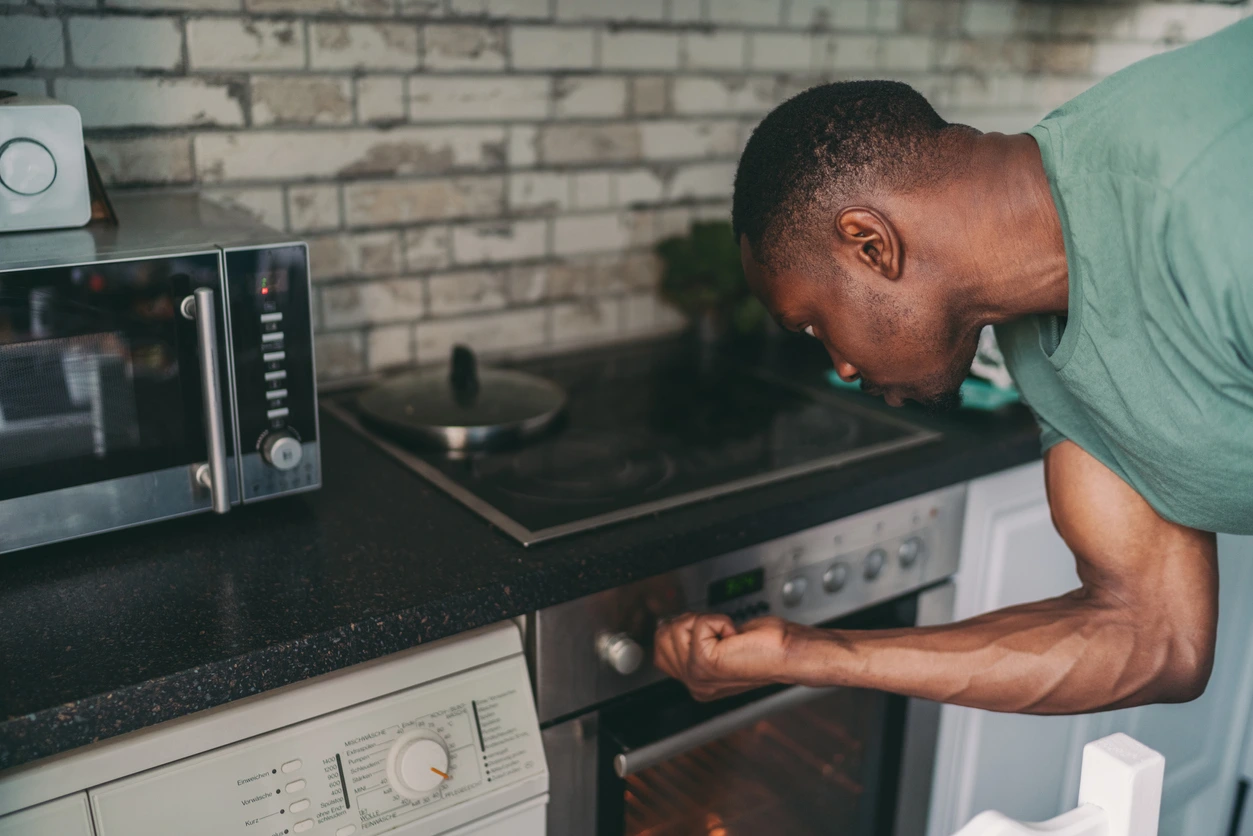 common-stove-problems-2 Young Repairman Repairing Refrigerator In Front Of Woman